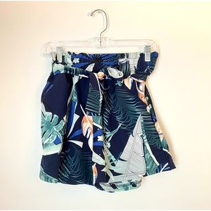 Tropical print knot tie shorts in blue